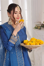 Load image into Gallery viewer, Luxeurs Affordable Embroidered Pakistani Lawn Dresses Size Chart