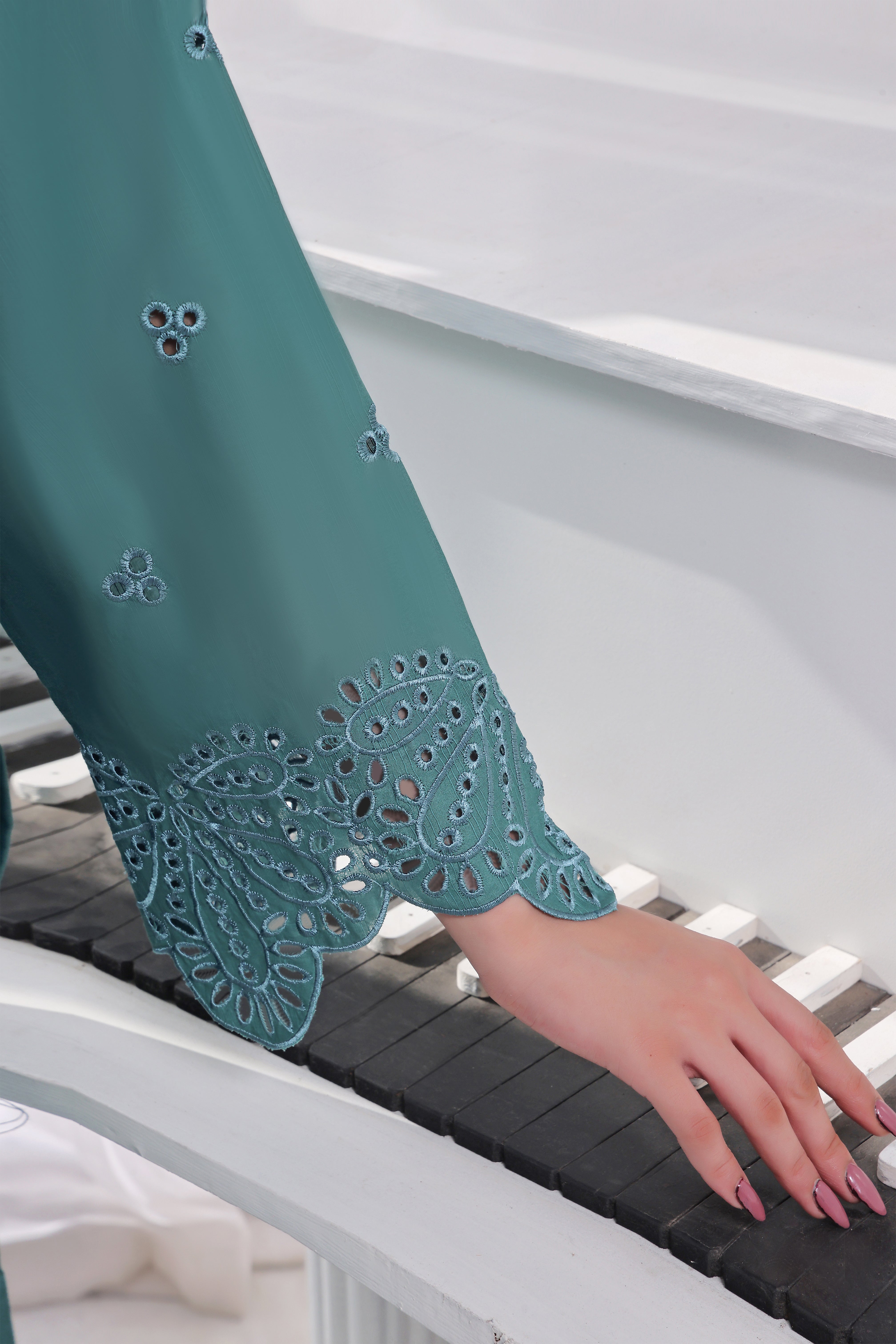 Luxeurs Affordable Embroidered Pakistani Lawn Dresses Size Chart