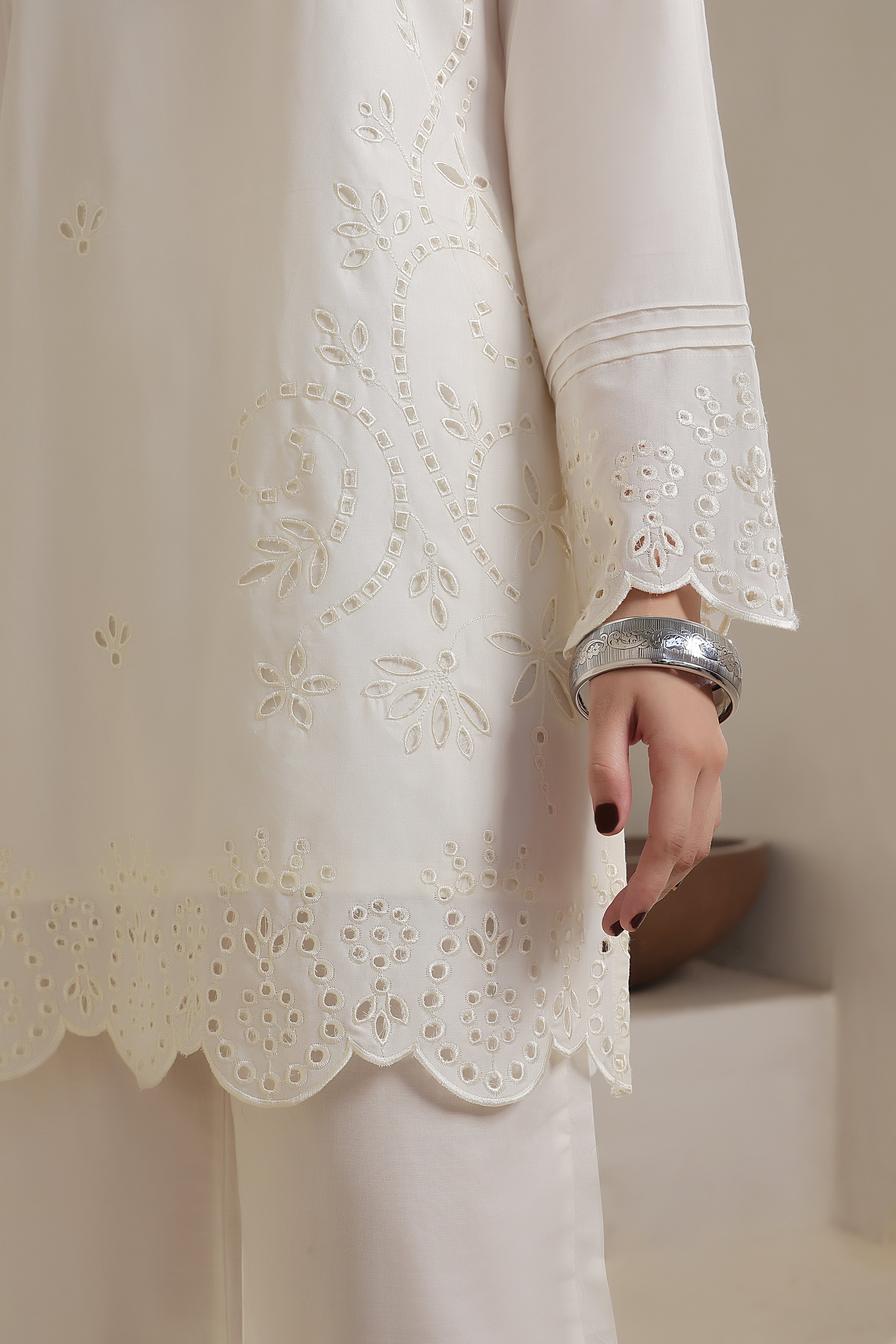 Luxeurs Affordable Embroidered Pakistani Lawn Dresses Size Chart